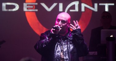 Náhledová fotografie článku Deviant UK v Brně – Přijďte na Halloween plný temné elektroniky na Clubbers Die Younger